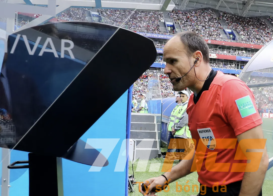 VAR là chữ viết tắt của cụm từ "Video Assistant Referee", dịch ra tiếng Việt có nghĩa là: "Video chi tiết hỗ trợ dành cho trọng tài" VAR là chữ viết tắt của cụm từ "Video Assistant Referee", dịch ra tiếng Việt có nghĩa là: "Video chi tiết hỗ trợ dành cho trọng tài"