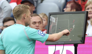 VAR là chữ viết tắt của cụm từ "Video Assistant Referee", dịch ra tiếng Việt có nghĩa là: "Video chi tiết hỗ trợ dành cho trọng tài"